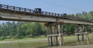 হাতিয়ার স্টিমার ঘাট সেতুতে ফাটল; ধসে পড়ার আতঙ্কে স্থানীয়রা